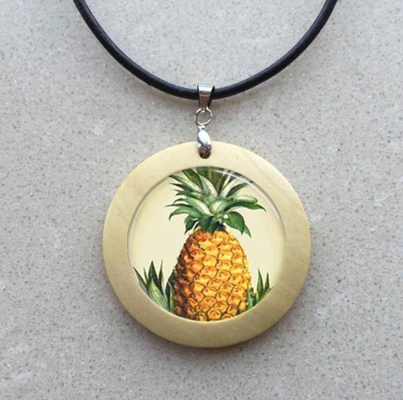 Pineapple-necklace-natural-wood-1.jpg